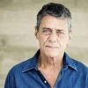 Chico Buarque em 20 Sucessos: poesia, crítica social e versatilidade na playlist